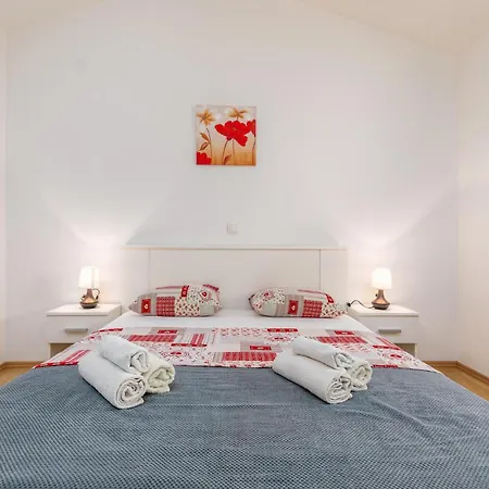 2 Bedroom Gorgeous In Apartament Pula