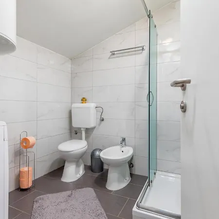 2 Bedroom Gorgeous In Apartament