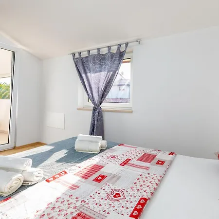 2 Bedroom Amazing Apartment In Pula 普拉