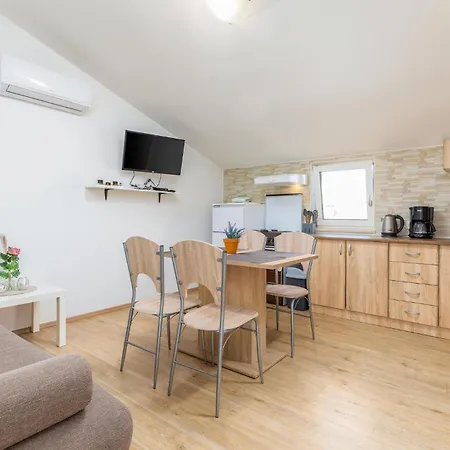 2 Bedroom Gorgeous In Apartament *