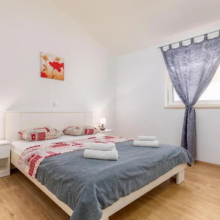 Appartement 2 Bedroom Amazing In Pula