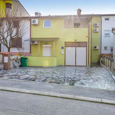 2 Bedroom Gorgeous In Pula