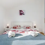 2 Bedroom Amazing Apartment In Pula * Пула