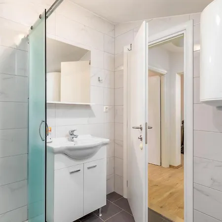 2 Bedroom Gorgeous In Appartamento