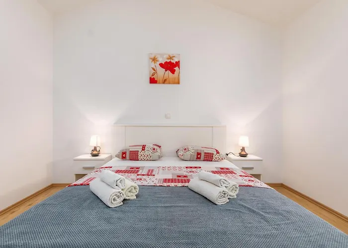 2 Bedroom Gorgeous In Апартаменты Пула