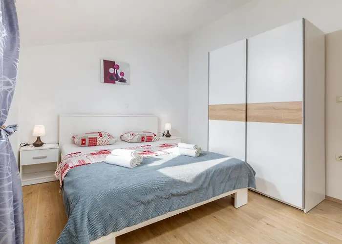 2 Bedroom Gorgeous In Апартаменты Пула