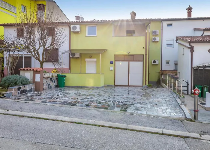 2 Bedroom Gorgeous In Pula