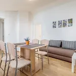 Daire 2 Bedroom Amazing Apartment In Pula