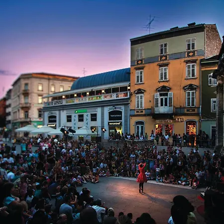 2 Bedroom Gorgeous In Pula